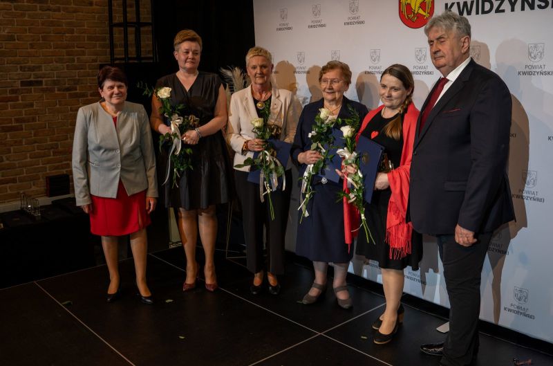 Bożena Rybus i przewodniczący Jerzy Śnieg z nagrodzonymi