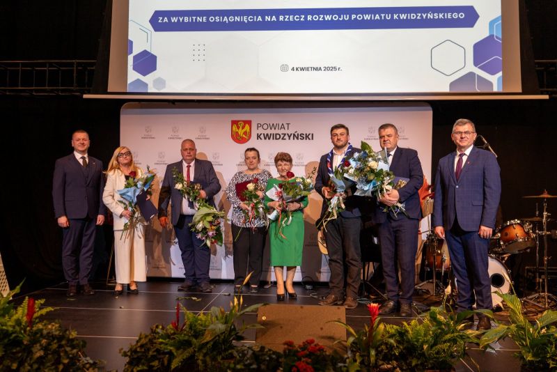 starosta Tomasz Frejnagiel i Tomasz Pisarek z nagrodzonymi