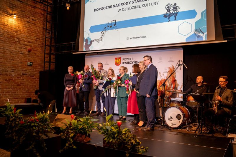 zdjęcie grupowe nagrodzonych w dziedzinie kultury 