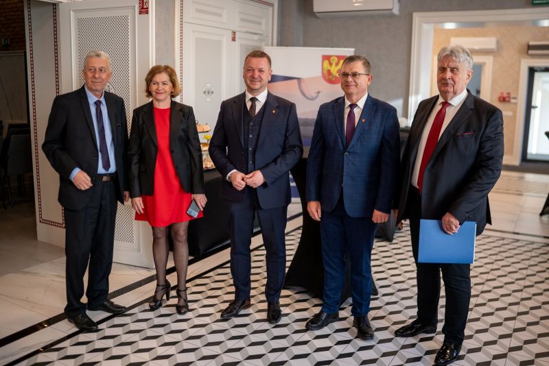 od lewej: Marek Krzykowski, Grażyna Krzysztofiak, Tomasz Frejnagiel, Tomasz Pisarek i Jerzy Śnieg