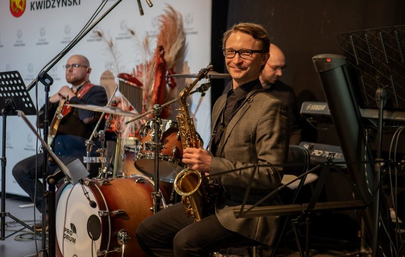 muzycy Kwartet Quedin, na pierwszym planie Marcin Otłowski (saksofon)