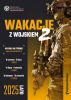 Plakat akcji Wakacje z wojskiem, który zawiera wizerunek uzbrojonego żołnierza, nazwę akcji oraz wskazane w artykule terminy turnusów