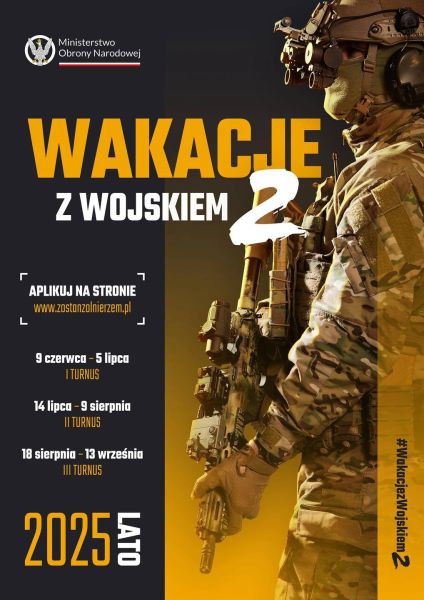 Plakat akcji Wakacje z wojskiem, który zawiera wizerunek uzbrojonego żołnierza, nazwę akcji oraz wskazane w artykule terminy turnusów