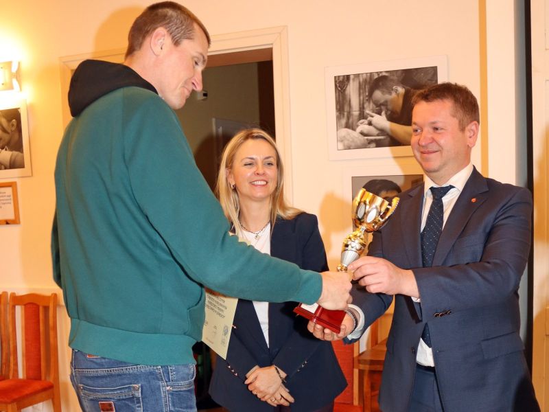 Tomasz Frejnagiel, starosta kwidzyński, wręcza nagrodę uczestnikowi