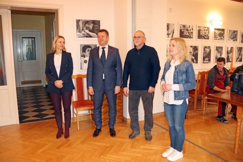 Opiekunowie, wraz z przedstawicielami samorządu powiatu kwidzyńskiego.