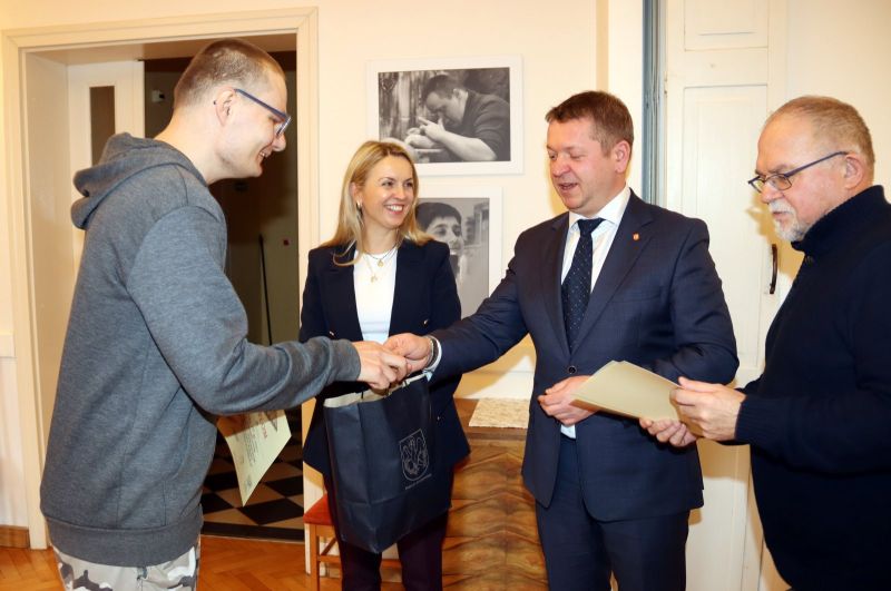 Tomasz Frejnagiel, starosta kwidzyński, wręcza nagrodę uczestnikowi