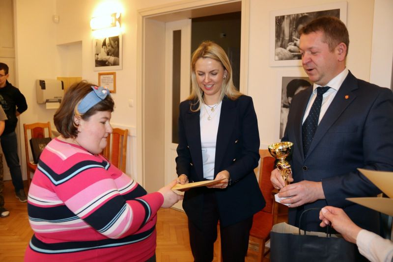 Tomasz Frejnagiel, starosta kwidzyński, wręcza nagrodę uczestniczce
