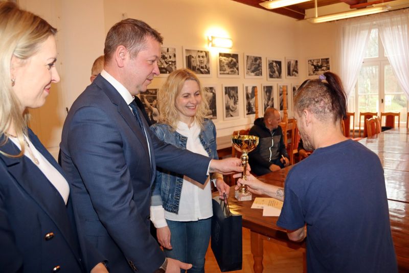 Tomasz Frejnagiel, starosta kwidzyński, wręcza nagrodę uczestnikowi
