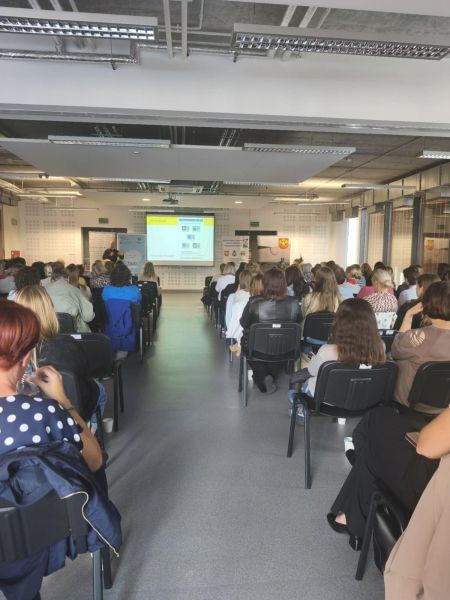 zdjęcie przedstawia uczestników projektów podczas warsztatów. 