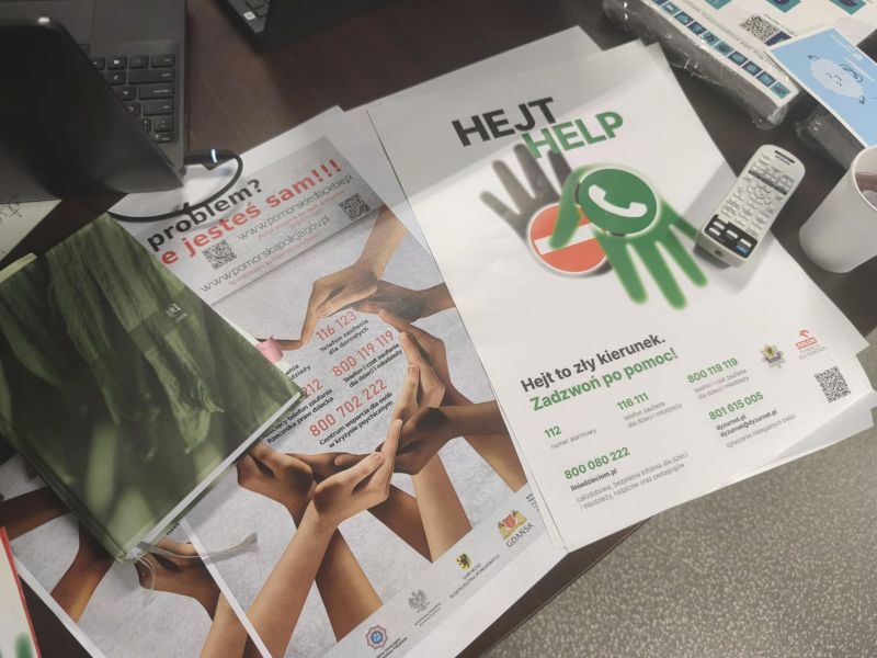 zdjęcie przedstawia zdjęcia plakatów przeciwko hejtowi. 