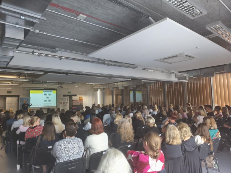 zdjęcie przedstawia uczestników projektów podczas warsztatów. 