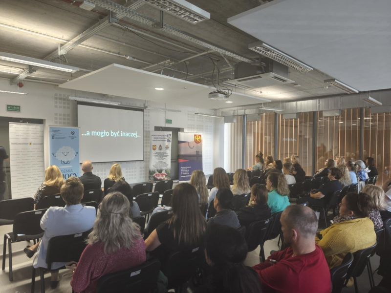 zdjęcie przedstawia uczestników projektów podczas warsztatów. 