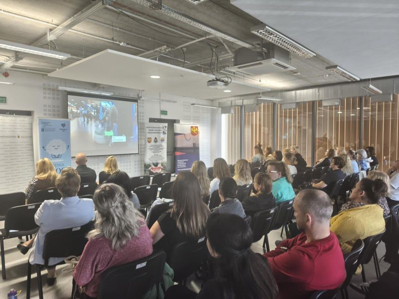 zdjęcie przedstawia uczestników projektów podczas warsztatów. 