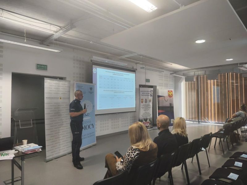 zdjęcie przedstawia przemawiającego pana policjanta podczas warsztatów. 