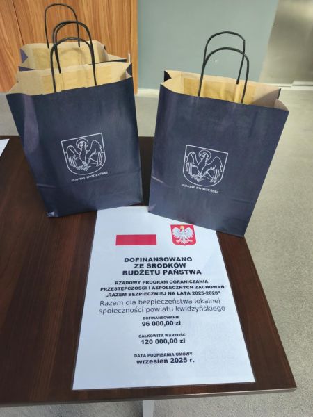 zdjęcie przedstawia plakat projektu oraz gadżety promujące powiat kwidzyński. 