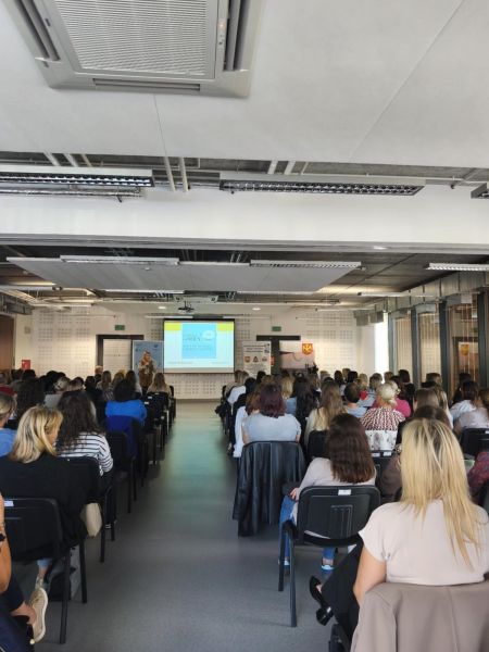 zdjęcie przedstawia uczestników projektów podczas warsztatów. 