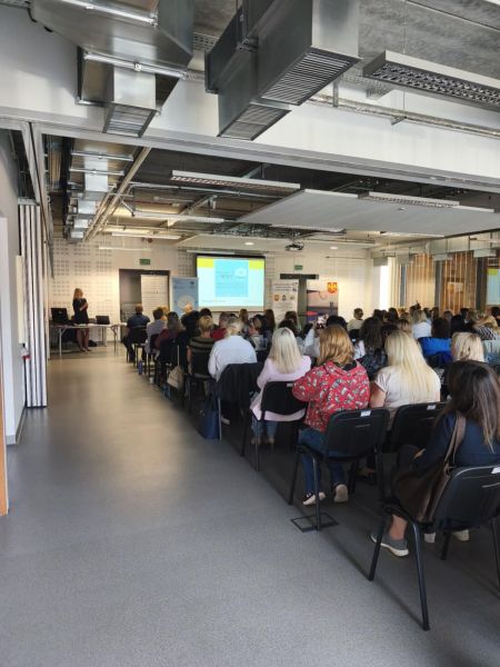 zdjęcie przedstawia uczestników projektów podczas warsztatów. 