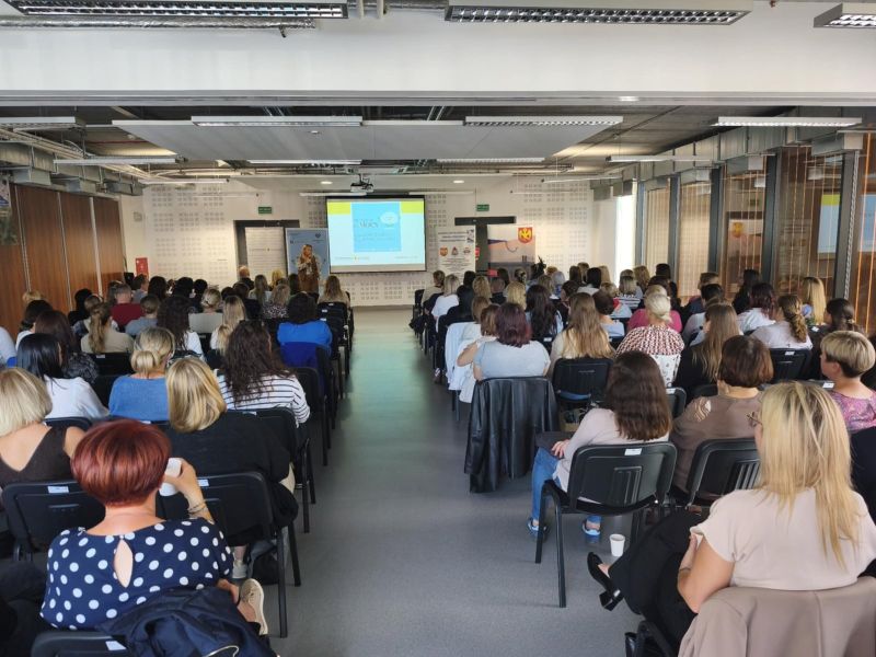 zdjęcie przedstawia uczestników projektów podczas warsztatów. 