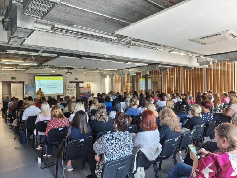 zdjęcie przedstawia uczestników projektów podczas warsztatów. 