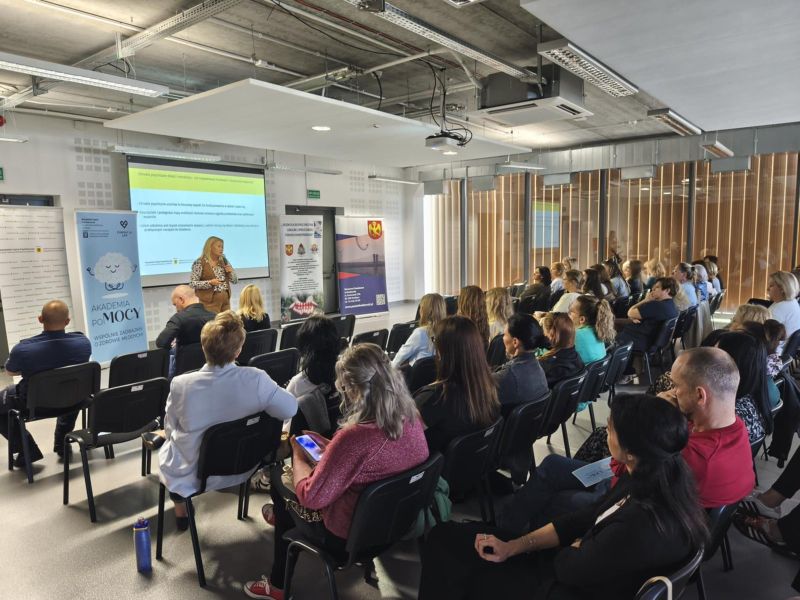 zdjęcie przedstawia uczestników projektów podczas warsztatów. 