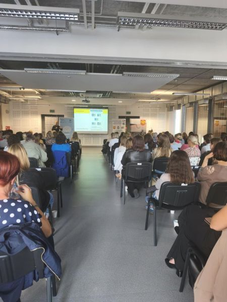 zdjęcie przedstawia uczestników projektów podczas warsztatów. 