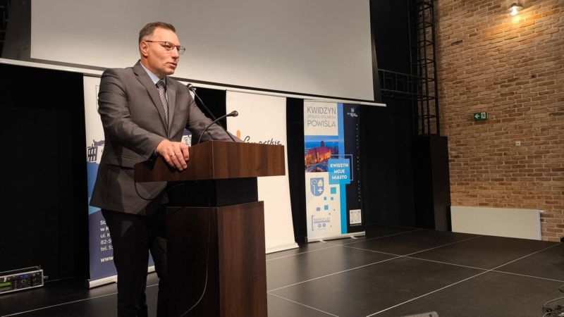 zdjęcie przedstawia Burmistrza Miasta Kwidzyna stojącego przy mównicy. 