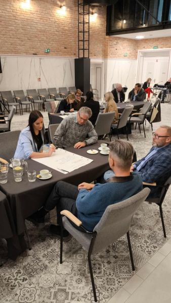 zdjęcie przestawia osoby uczestniczące w warsztatach.