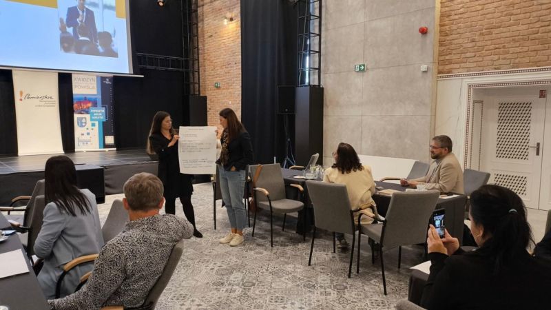 zdjęcie przestawia osoby uczestniczące w warsztatach.