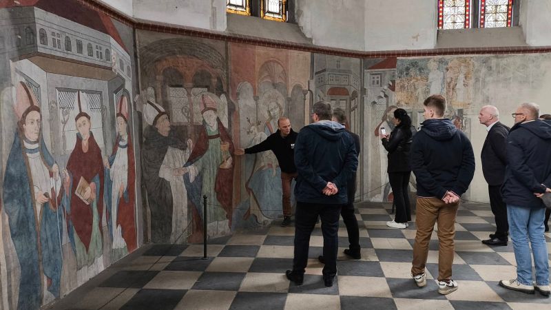 zdjęcie przedstawia osoby uczestniczące w oględzinach Kwidzyńskiej Krypty . 