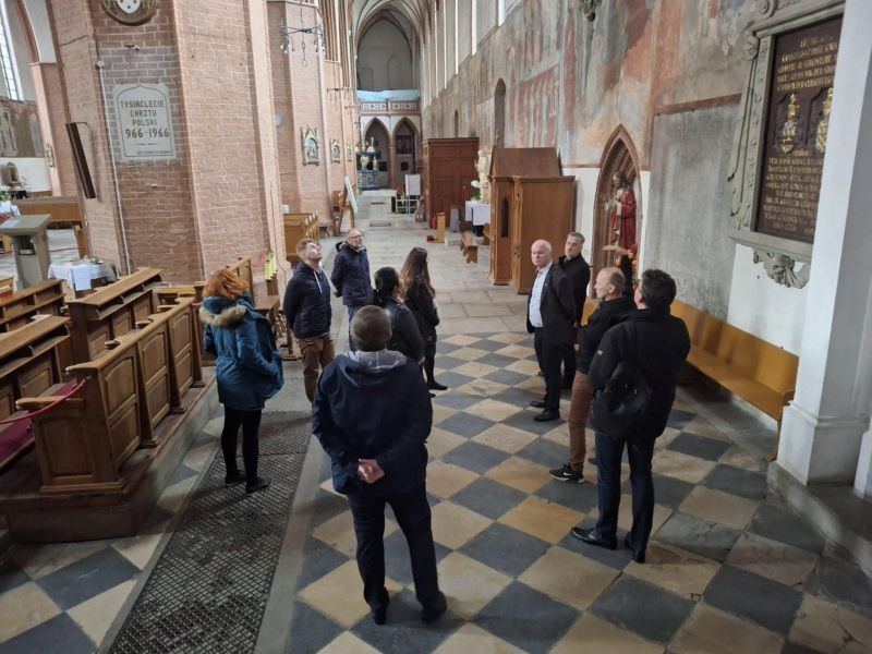 zdjęcie przedstawia osoby uczestniczące w oględzinach Kwidzyńskiej Katedry. 