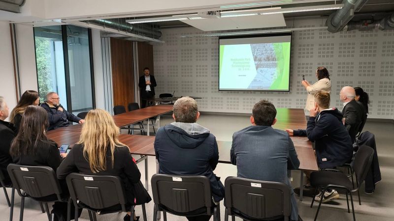 zdjęcie przedstawia osoby uczestniczące w oględzinach Kwidzyńskiego Parku Przemysłowo-Technologicznego. 