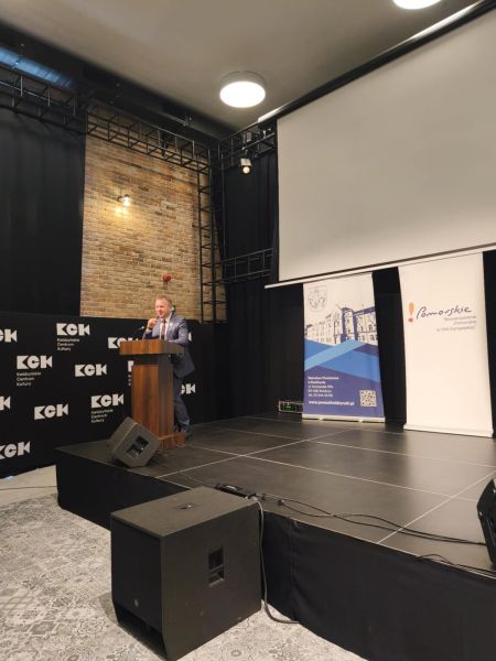 zdjęcie przedstawia Pana Starostę stojącego przy mównicy. 