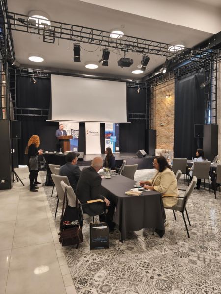 zdjęcie przedstawia osoby uczestniczące w warsztatach. 