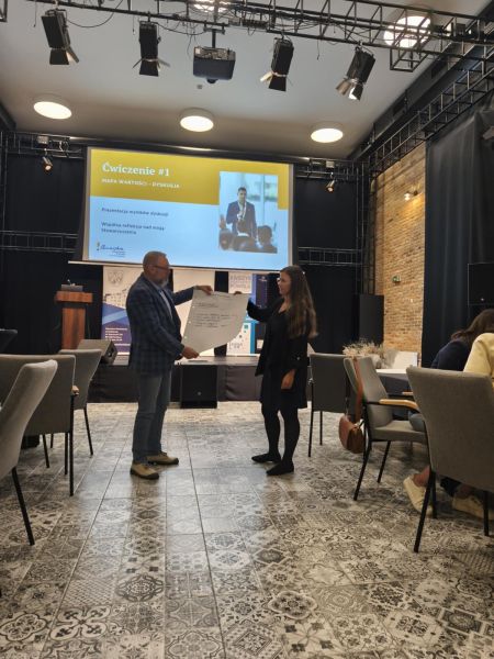 zdjęcie przestawia dwie osoby uczestniczące w warsztatach. 