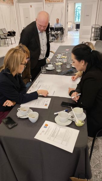 zdjęcie przestawia osoby uczestniczące w warsztatach.