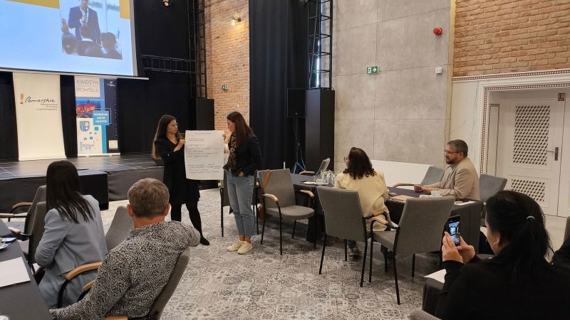 zdjęcie przestawia osoby uczestniczące w warsztatach.