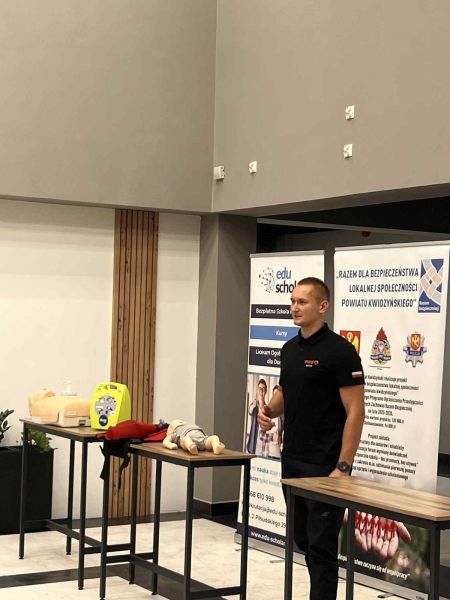 Na zdjęciu widać mężczyznę oraz fantomy do resuscytacji.