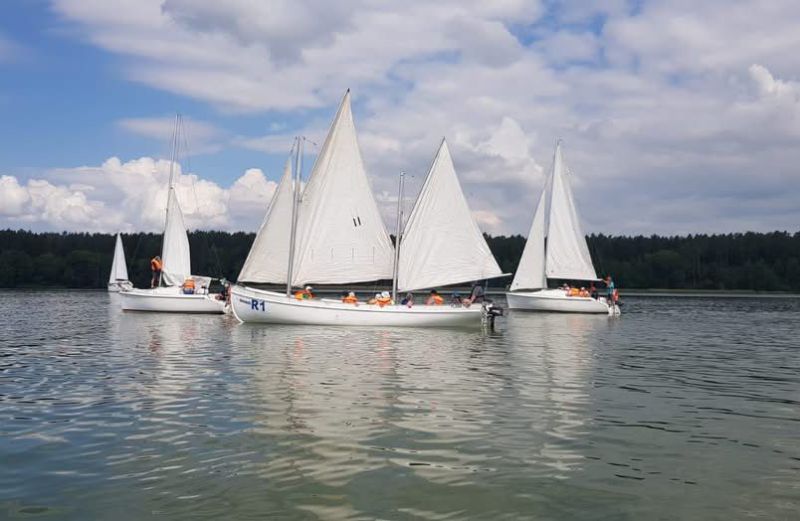 Zdjęcie ilustracyjne do treści artykułu: trzy żaglówki unoszące się na wodzie.