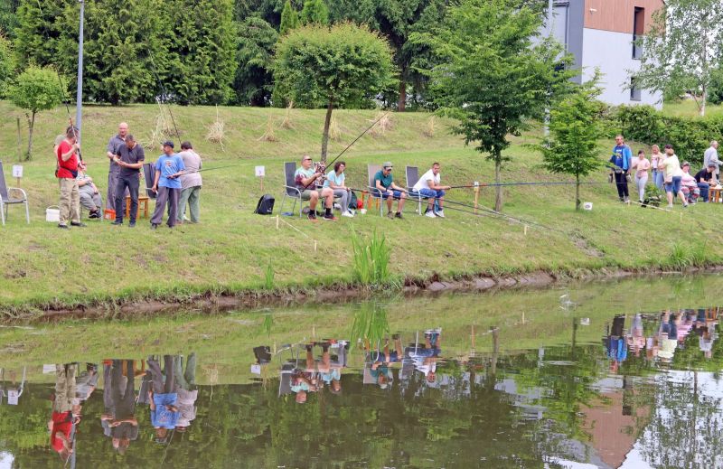 Uczestnicy WTZ łowią ryby podczas międzywarsztatowych zawodów wędkarskich.