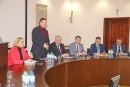 Przemysław Koperski, podsekretarz stanu w Ministerstwie Infrastruktury, w trakcie przemowy do uczestniczących w spotkaniu gości.