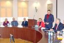 Przemysław Koperski, podsekretarz stanu w Ministerstwie Infrastruktury, w trakcie przemowy do uczestniczących w spotkaniu gości.