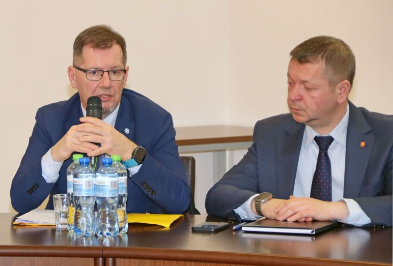Od lewej: Andrzej Ryński, dyrektor Regionalnego Zarządu Gospodarki Wodnej w Gdańsku, Tomasz Frejnagiel, starosta kwidzyński, w trakcie spotkania z Przemysławem Koperskim, podsekretarzem stanu w Ministerstwie Infrastruktury.