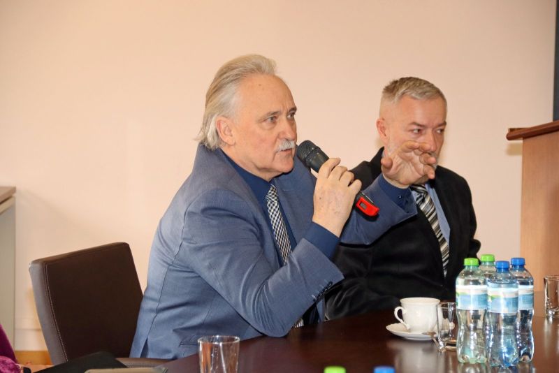 Leszek Czarnobaj, senator RP, w trakcie wypowiedzi.