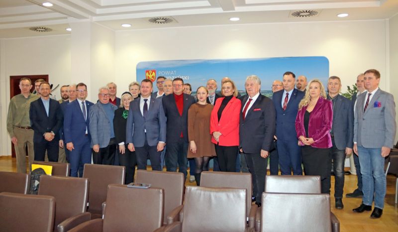Wszyscy goście uczestniczący w spotkaniu z Przemysławem Koperskim, podsekretarzem stanu w Ministerstwie Infrastruktury.