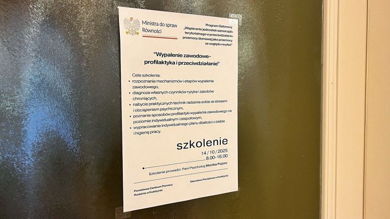 Na zdjęciu widać plakat, na którym widnieją cele szkolenia i informacje nt. organizatora, prowadzącej oraz dofinansowania szkolenia.