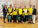 Drużyna WTZ Ryjewo odbiera dyplom za zajęcie 5. miejsca w turnieju tenisa stołowego.