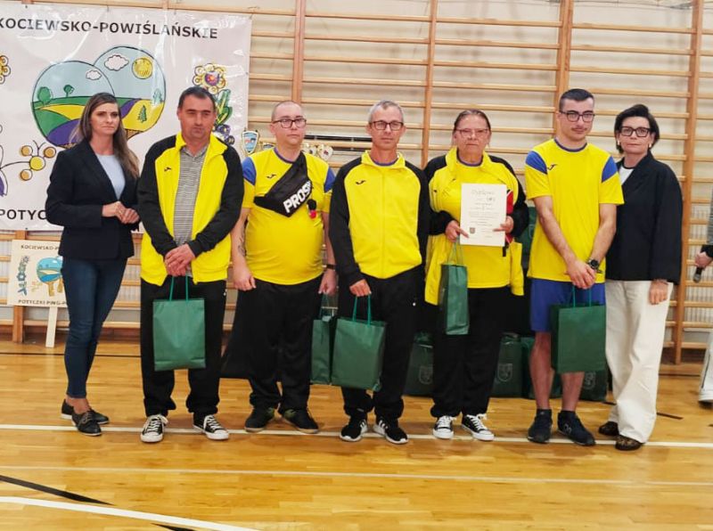 Drużyna WTZ Ryjewo odbiera dyplom za zajęcie 5. miejsca w turnieju tenisa stołowego.