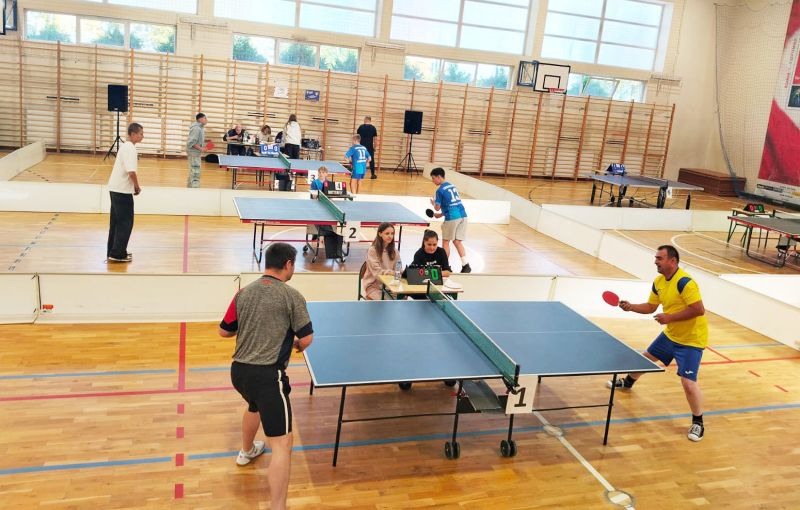 Zawodnicy w trakcie zmagań w turnieju tenisa stołowego.