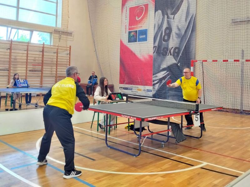 Zawodnicy WTZ Ryjewo podczas zmagań w turnieju tenisa stołowego.