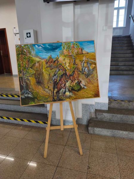 zdjęcie przedstawia pracę malarską, na której widnieją mężczyźni z szablami, jadący konno. 